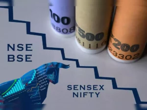 After three days of decline, markets recover in early trade; the Sensex increases by 300 points.